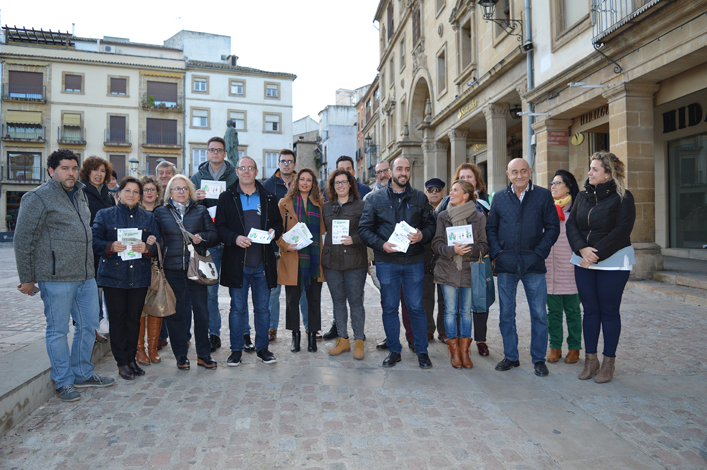 Reparto informativo de Juventudes Socialistas y la agrupación local del PSOE