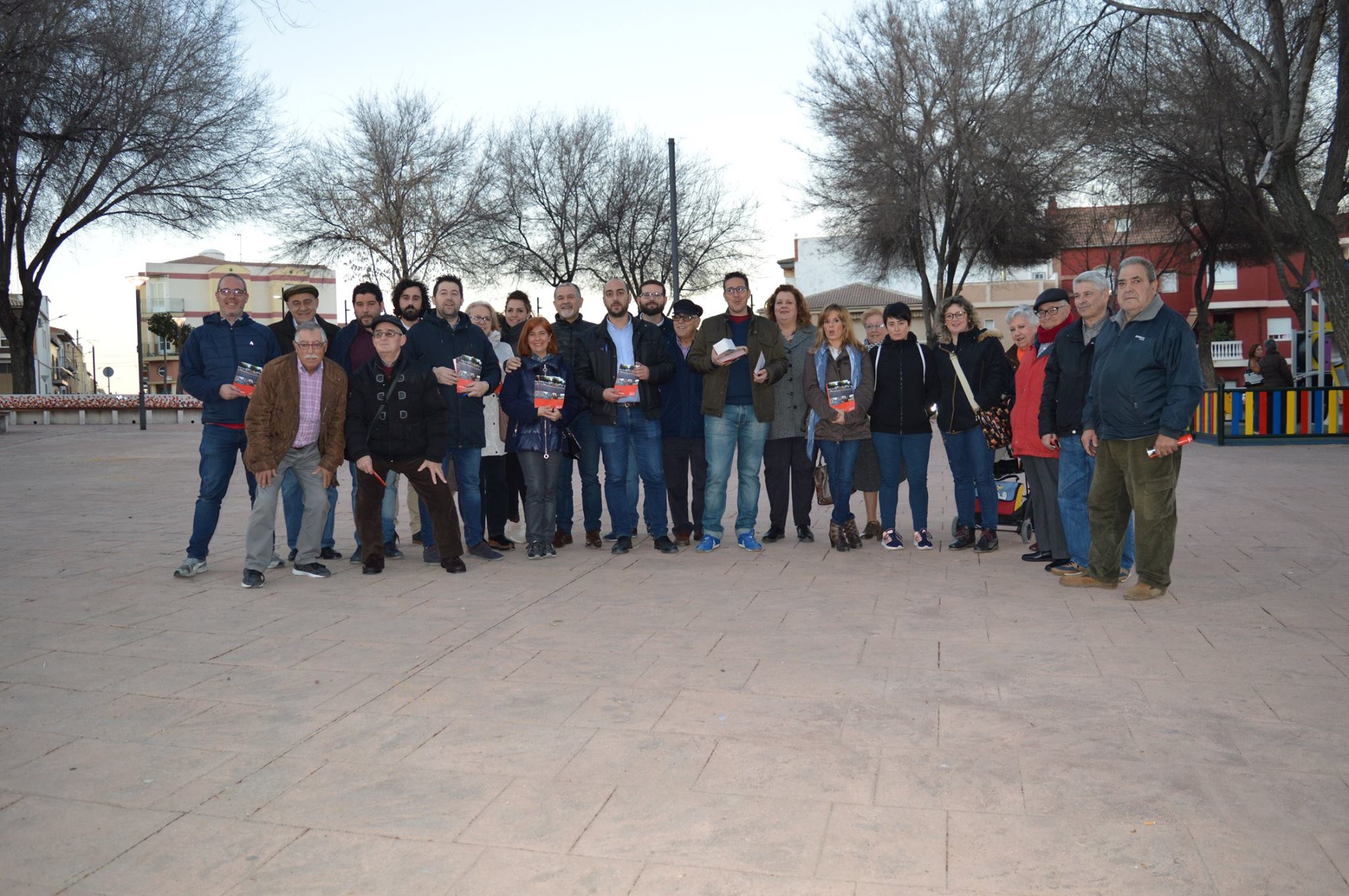 Visita de Toni Olivares y militantes socialistas a el barrio de Las Canteras