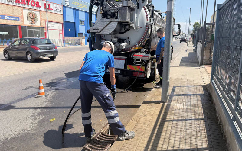 Culmina la limpieza de los 3.200 imbornales de Úbeda y se refuerza la desinfección y desratización de la red de saneamiento