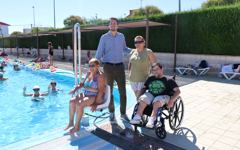 El Ayuntamiento sustituye el sistema de acceso a las piscinas municipales por una nueva silla hidráulica